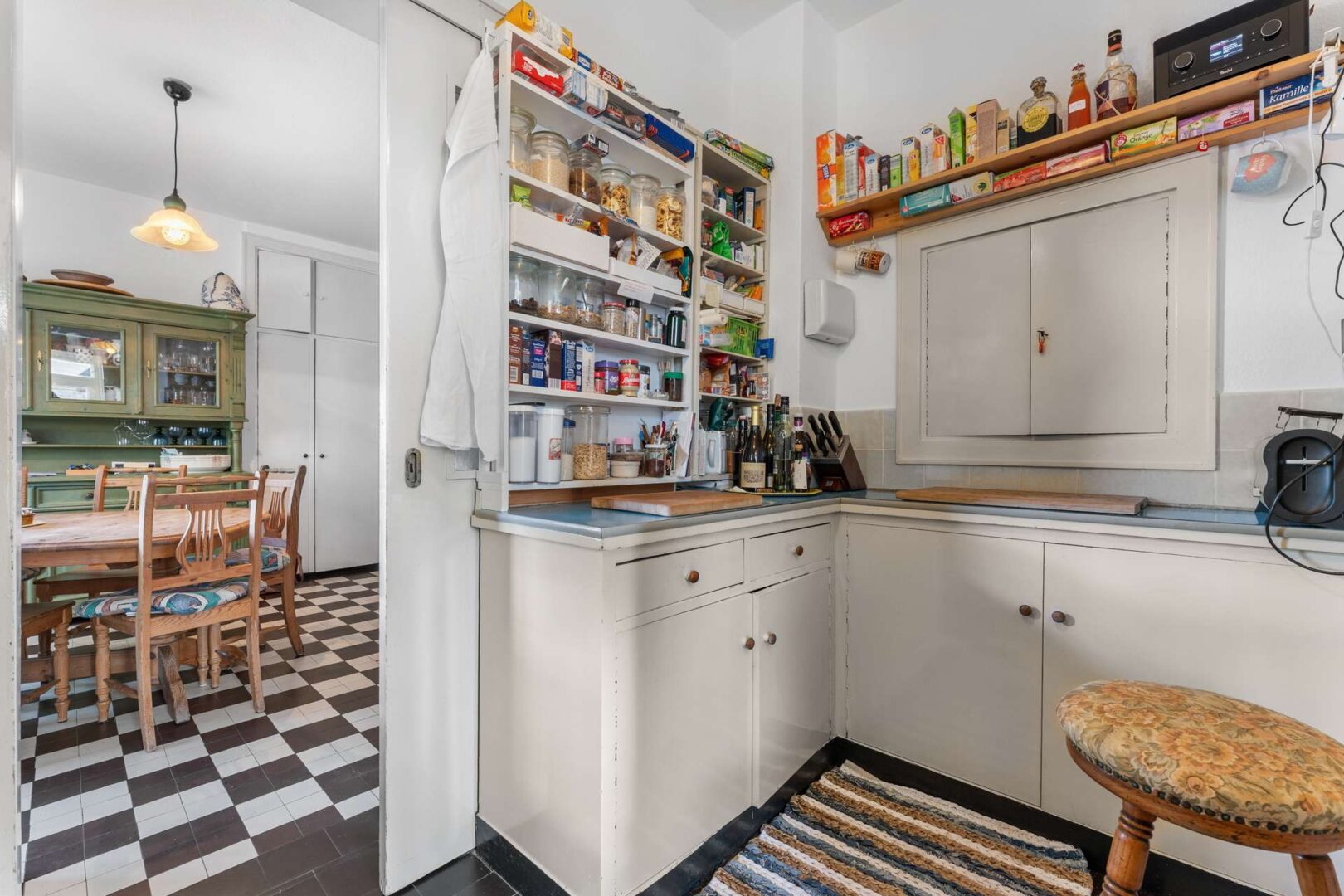 Anrichte mit Blick in die Küche