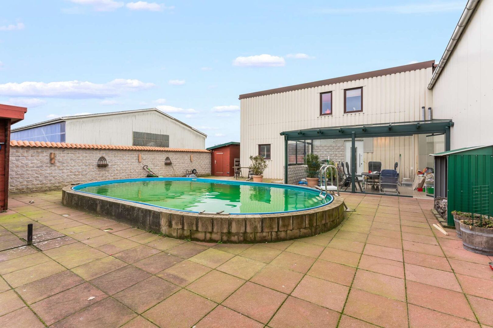 Pool und Wintergarten