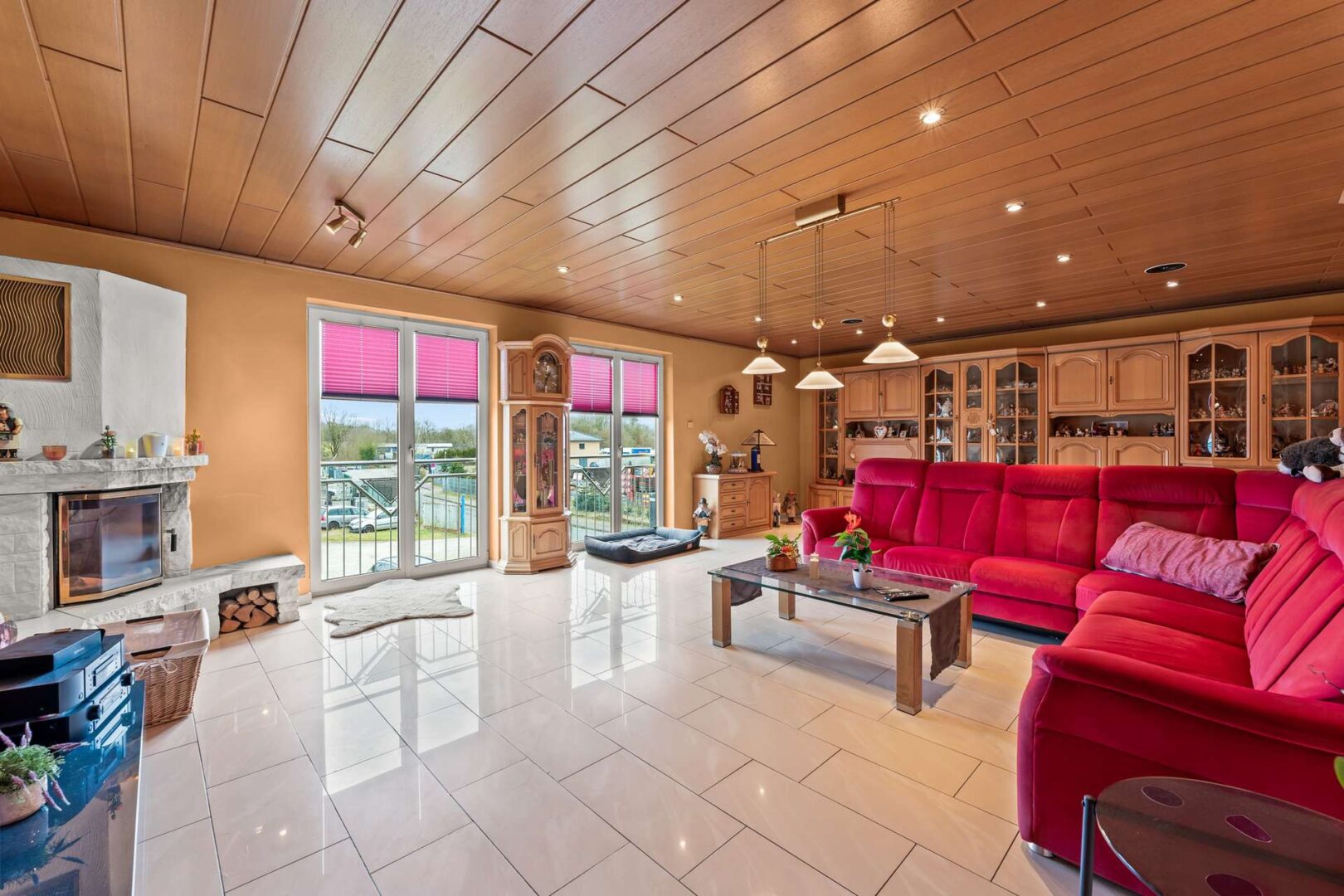 Wohnzimmer mit Kamin