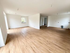 Wohnzimmer mit offener Küche