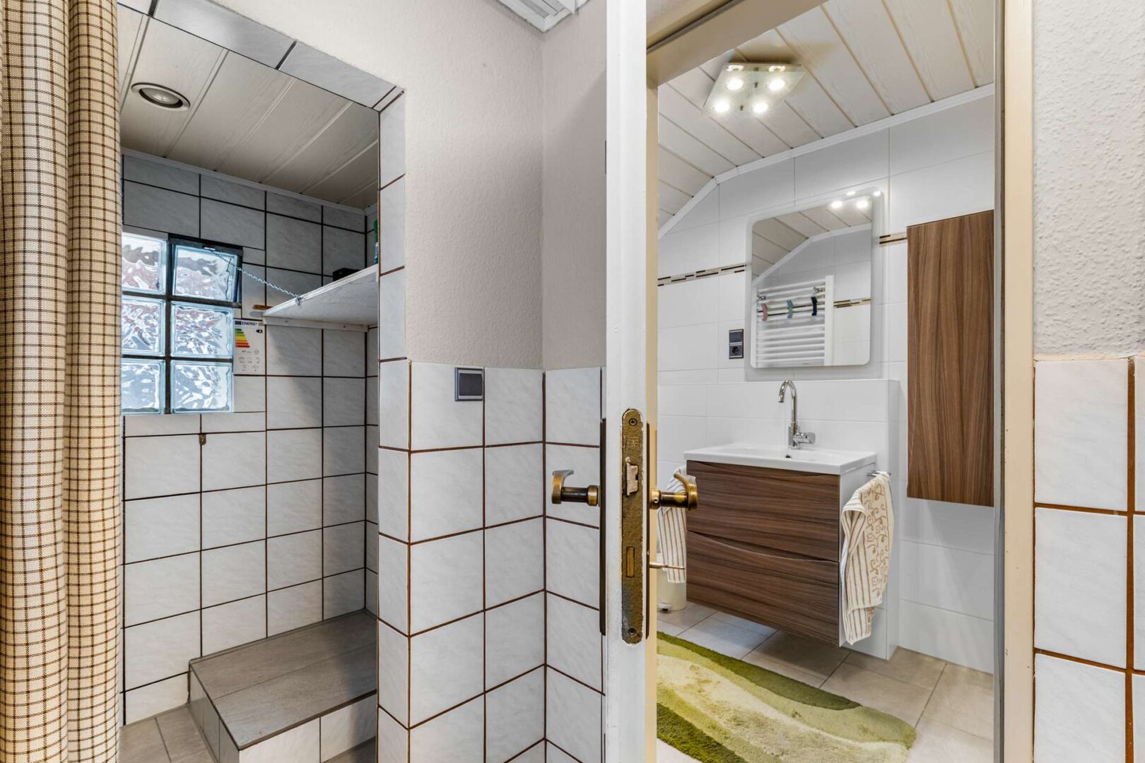 Abstellraum mit Blick ins Bad