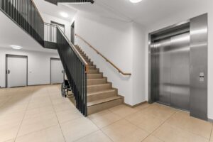 Hausflur mit Fahrstuhl