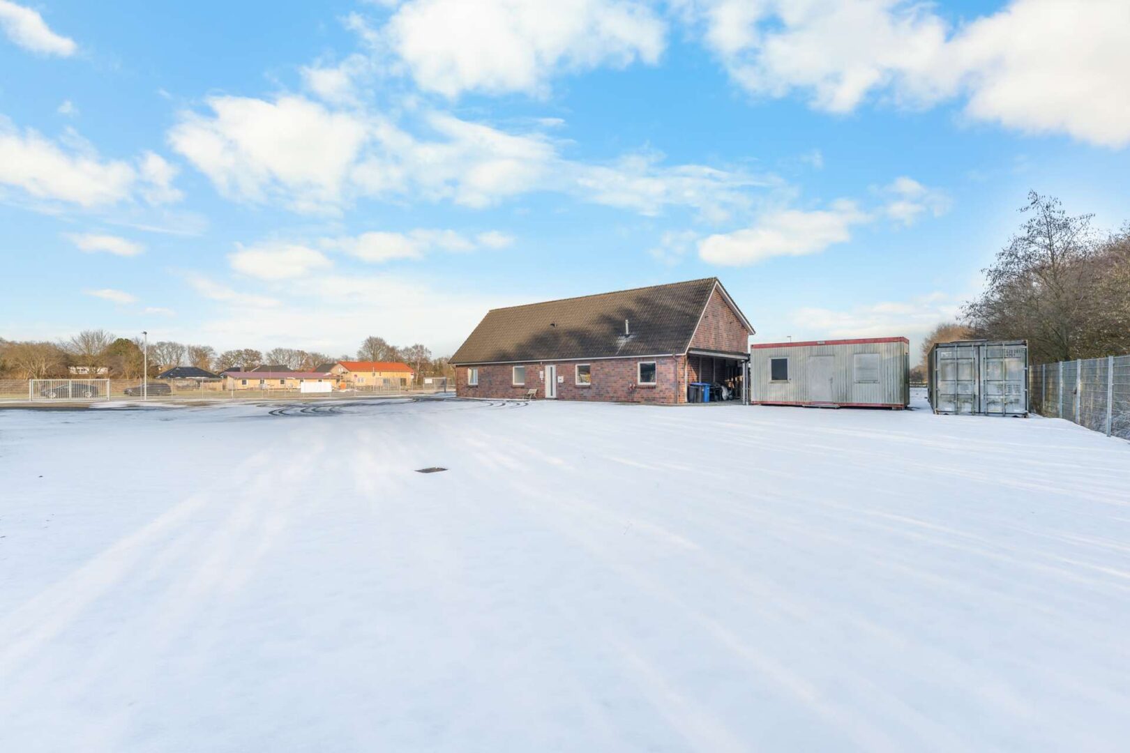 Halle 1 / Büro-Container