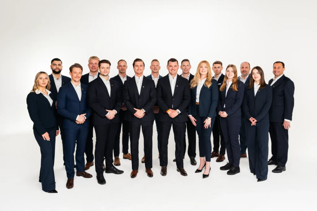 gruppenfoto von mehreren personen - immobilienmakler bremen