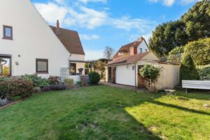 Garten mit Geräteraum