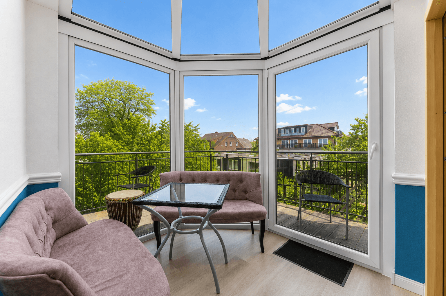 Wohnzimmer mit Balkon