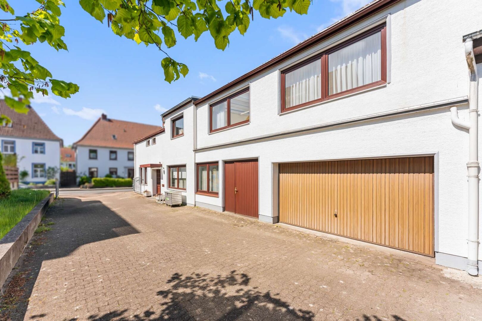 Seitenansicht mit Garagen