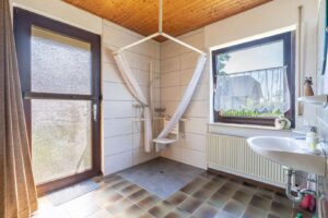 Hauswirtschaftsraum mit Dusche