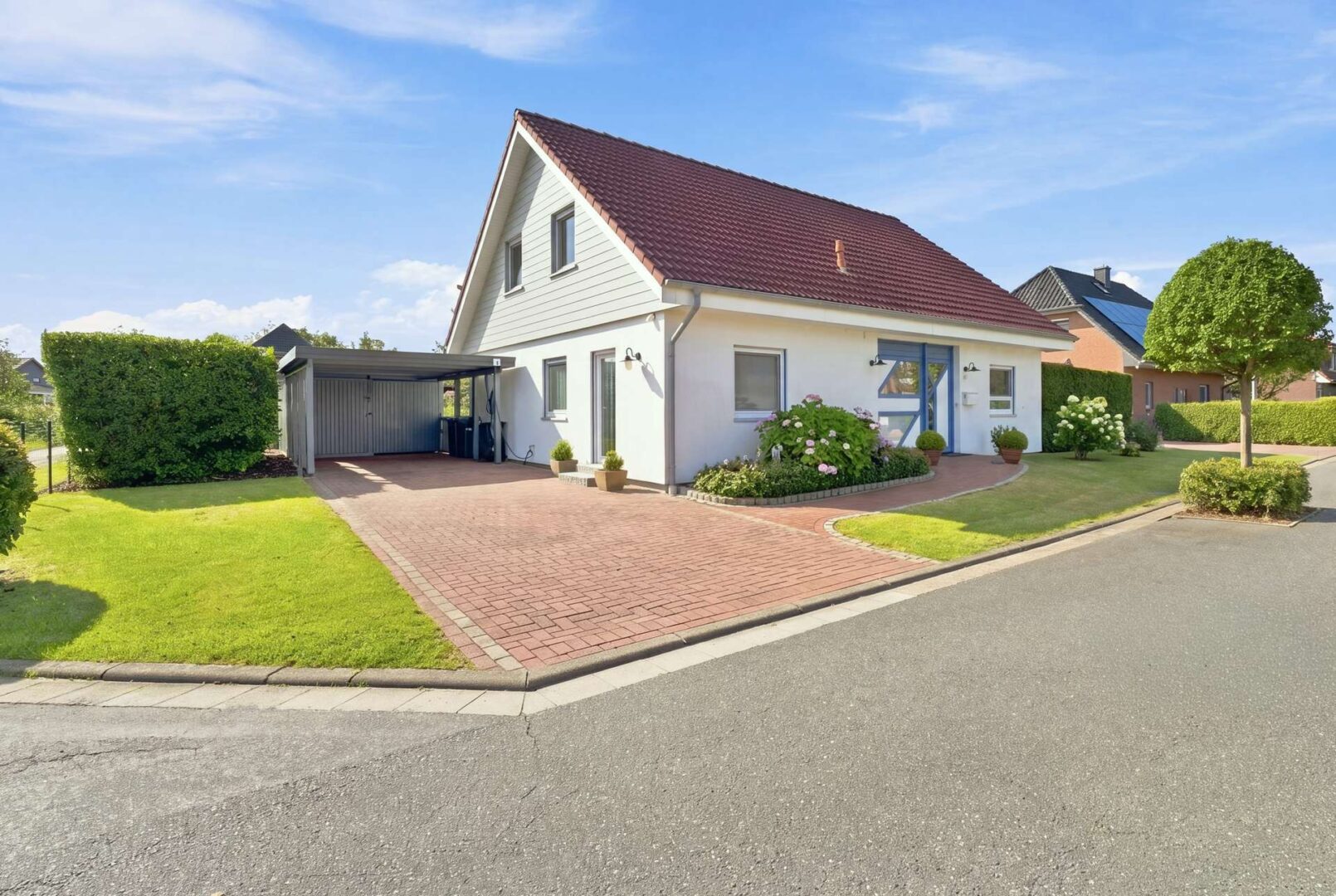 Auffahrt und Carport