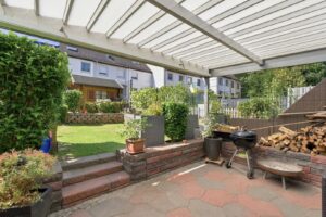 Terrasse mit Überdachung