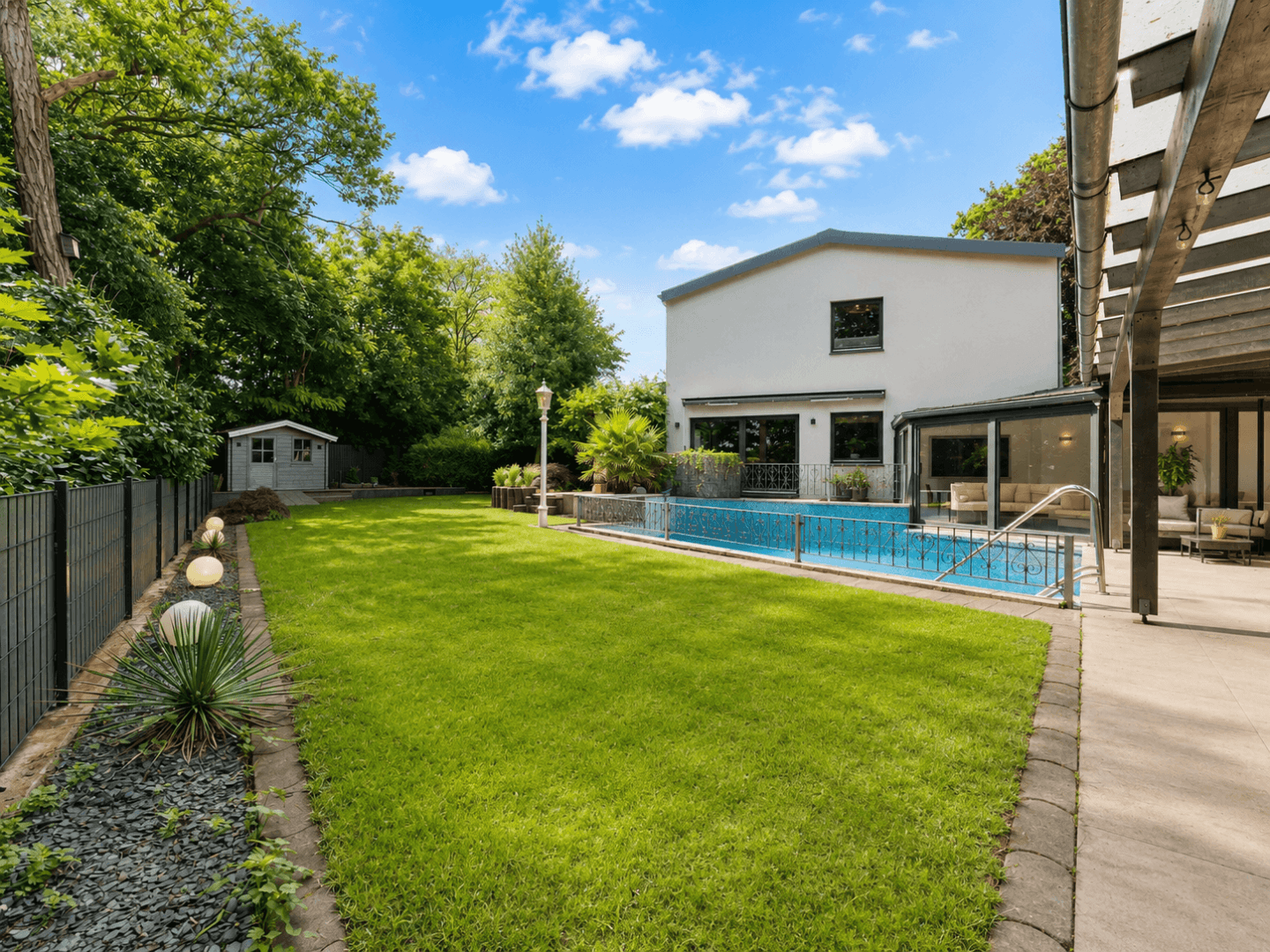 Garten mit Pool