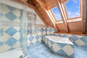 Badezimmer Dachgeschoss (Haus)