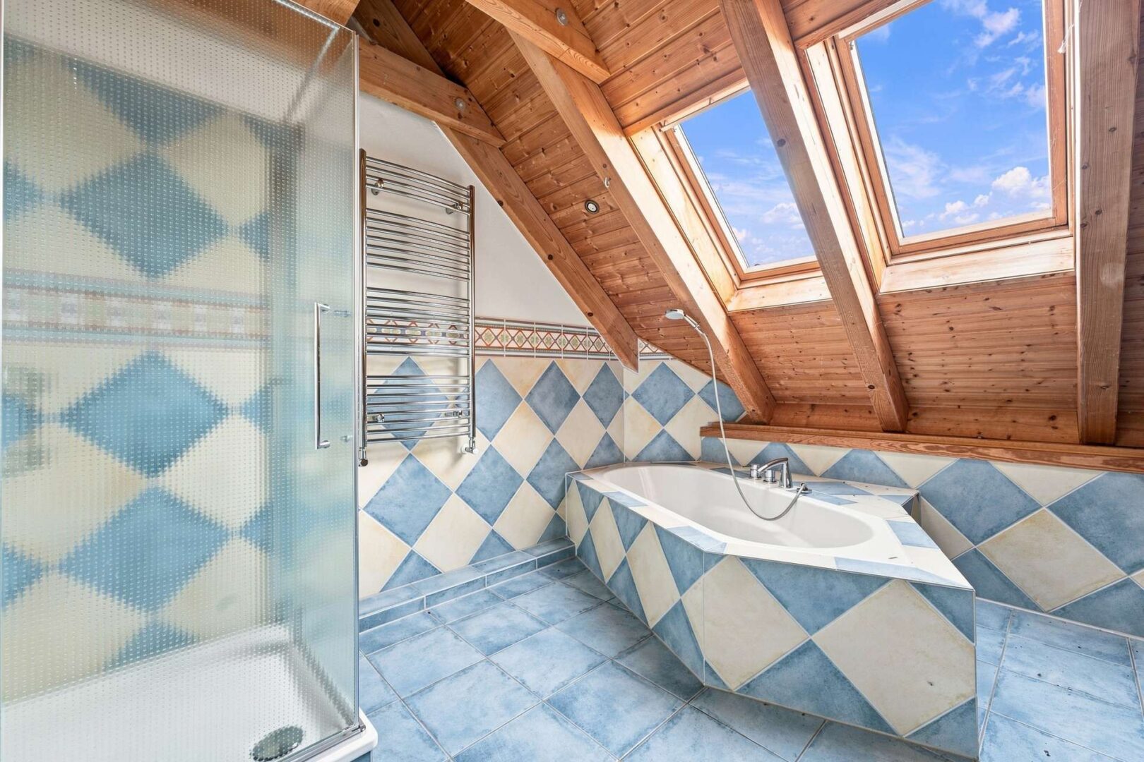 Badezimmer Dachgeschoss (Haus)