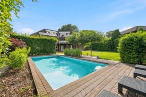 Außenansicht mit Pool - KI-generiert