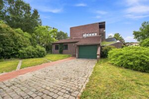 Seiteneingang und Garage