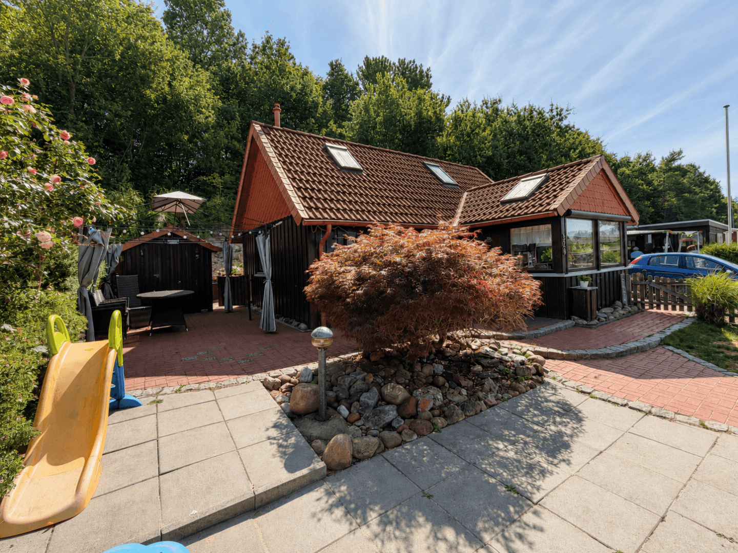 Seitenansicht mit Terrasse