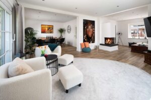 Wohnzimmer mit Kamin