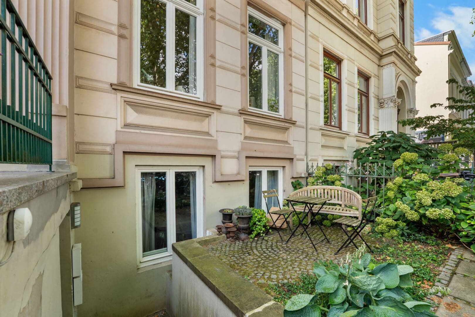 Außenansicht mit Garten