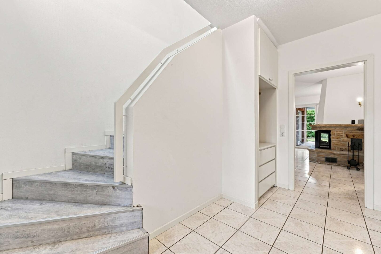 Flur mit Treppe zum OG