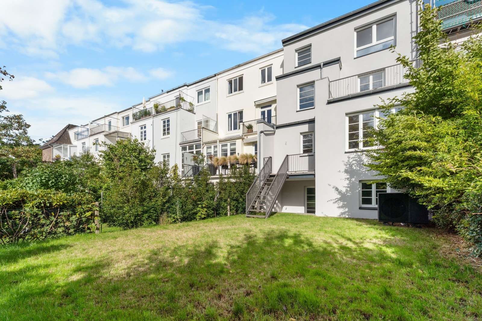 Außenansicht mit Garten