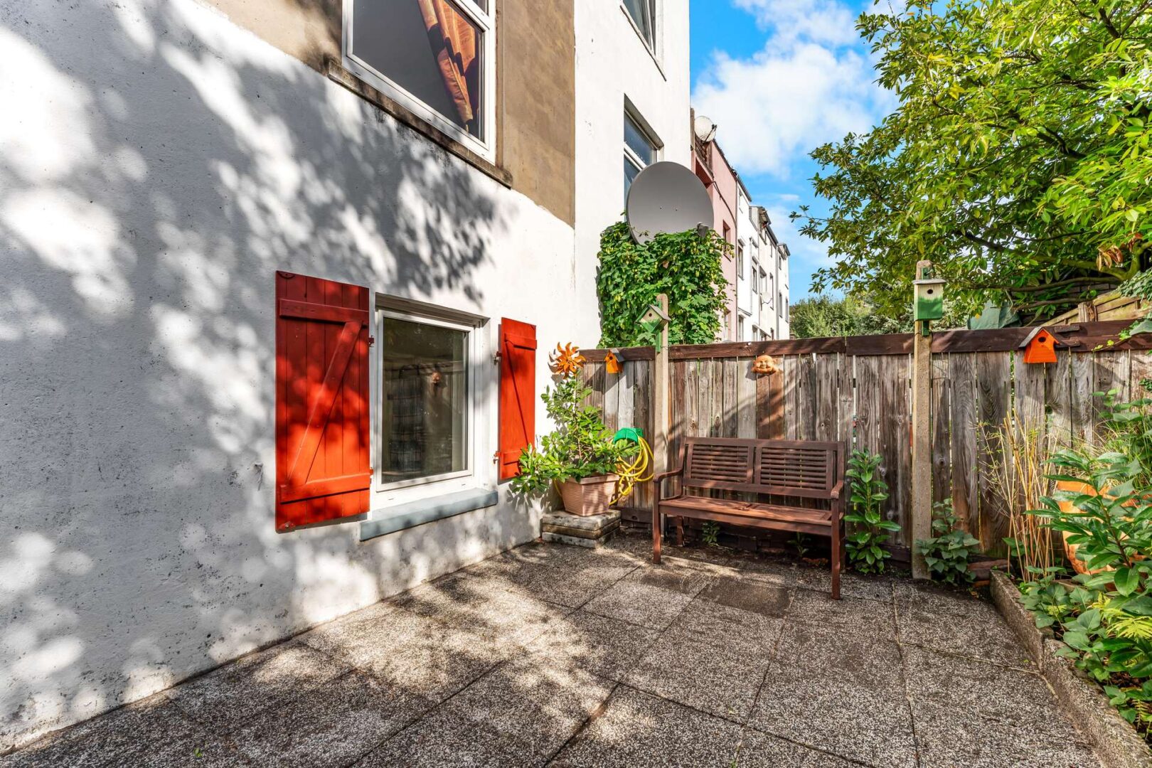 Außenansicht mit Garten