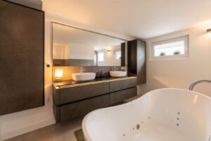 Badezimmer im Untergeschoss - KI-generiert