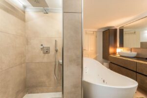 Badezimmer im Untergeschoss - KI-generiert