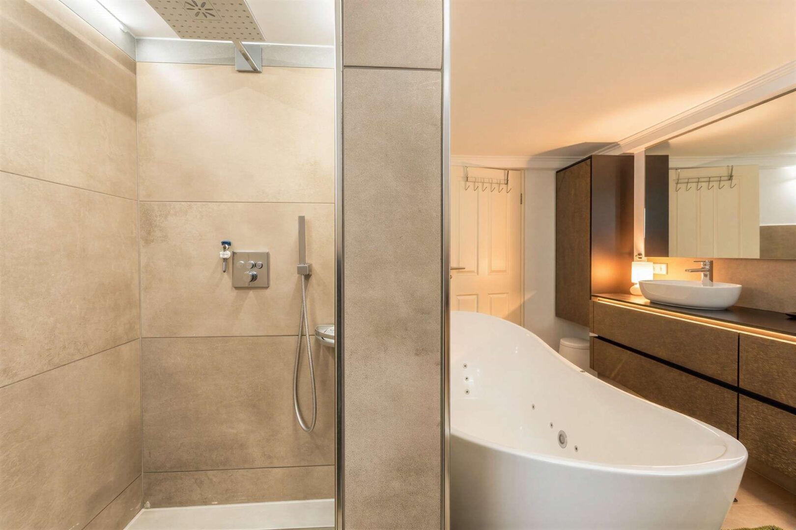Badezimmer im Untergeschoss - KI-generiert