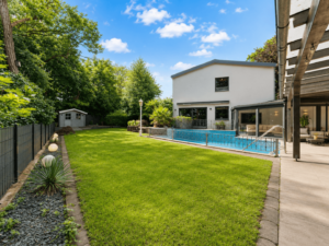 Garten mit Pool - KI-generiert