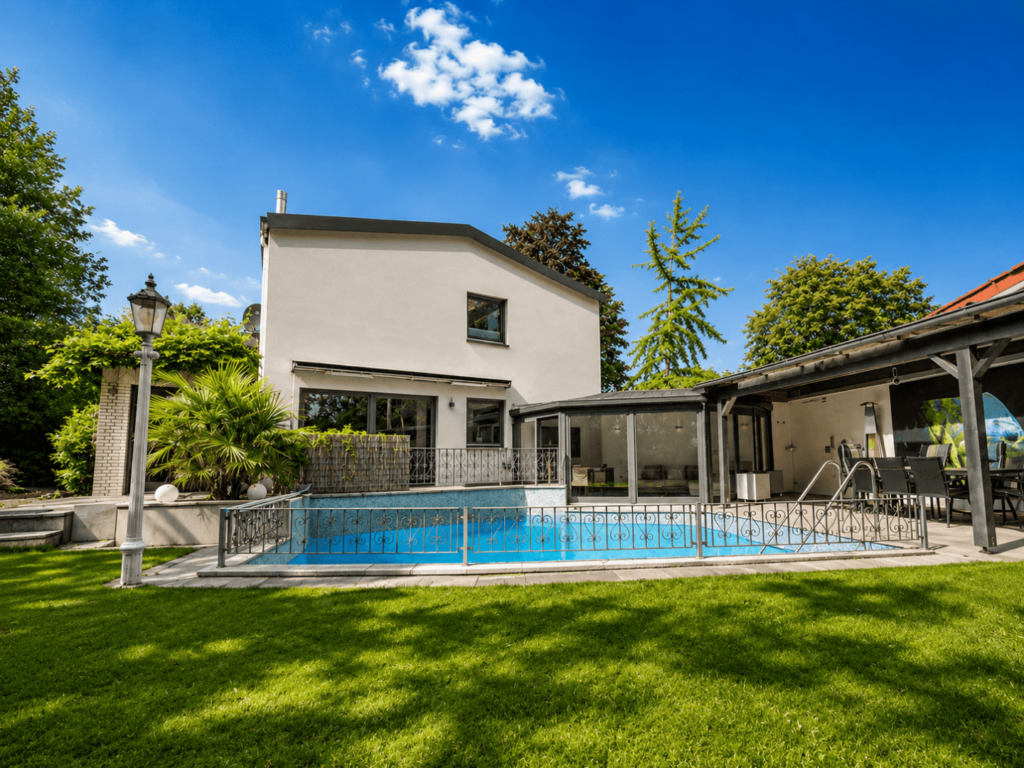 Außenansicht mit Pool - KI-generiert