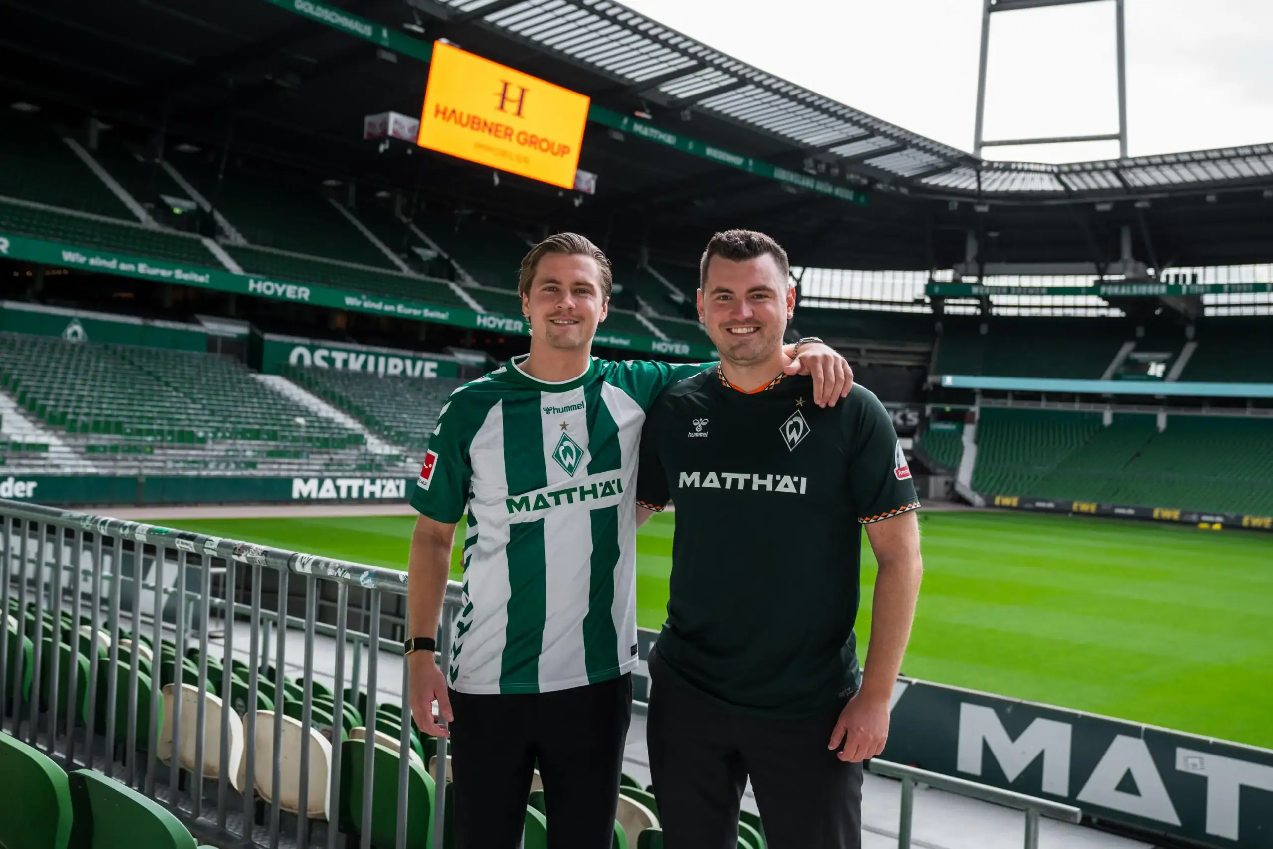 Yannick und Jonas Haubner, Gründer der HAUBNER GROUP Immobilien GmbH, als neue Regio-Partner im Weserstadion des SV Werder Bremen