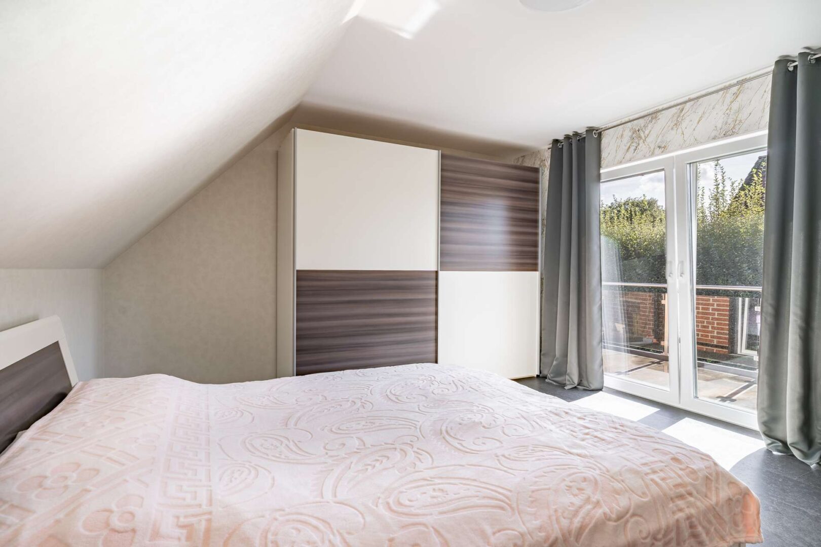 Schlafzimmer mit Balkon Dachgeschoss